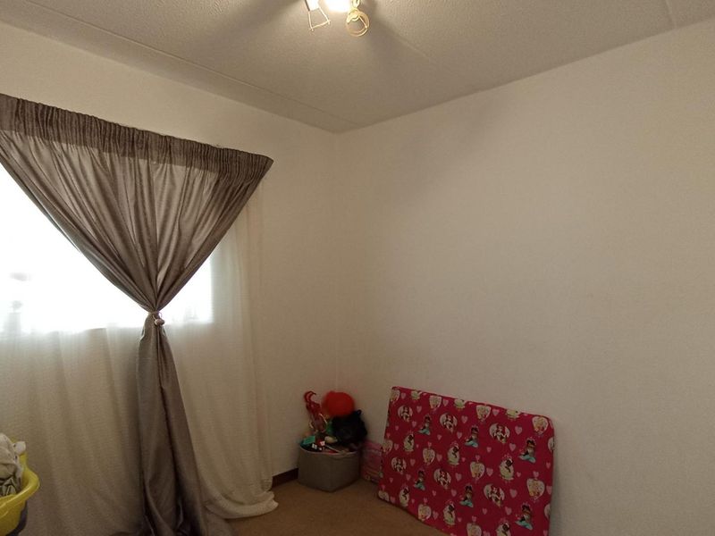 Neat 2 Bedroom Unit in Secure Complex - Photo 8