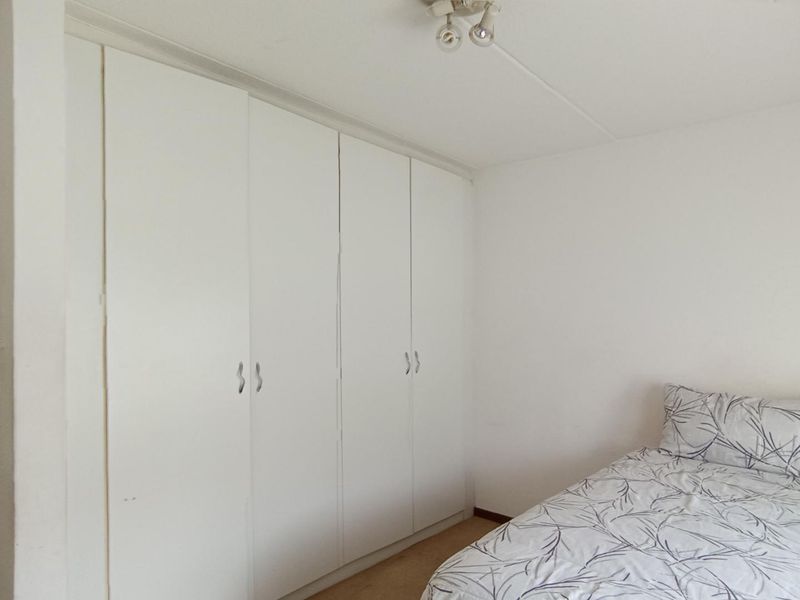 Neat 2 Bedroom Unit in Secure Complex - Photo 7