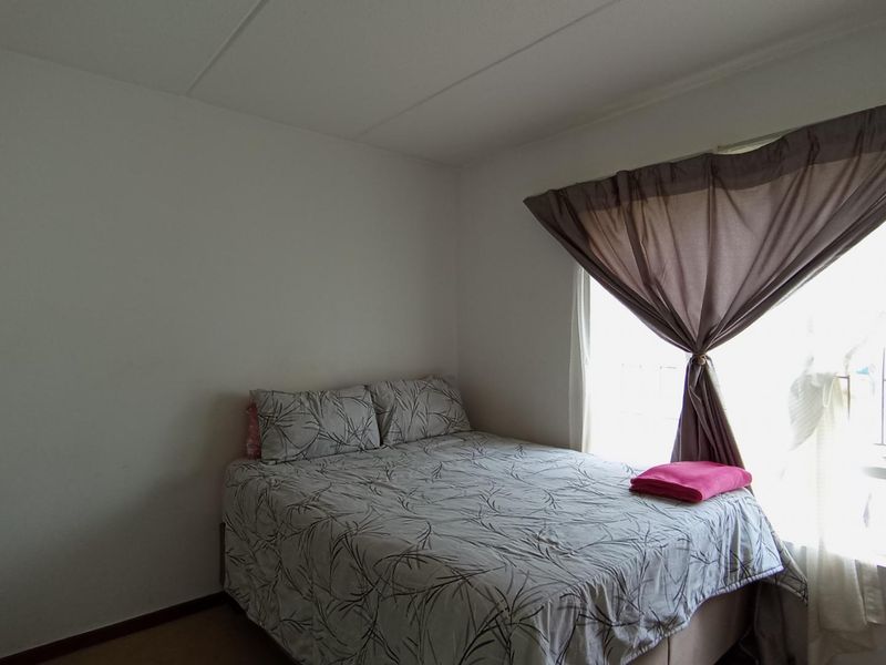 Neat 2 Bedroom Unit in Secure Complex - Photo 6