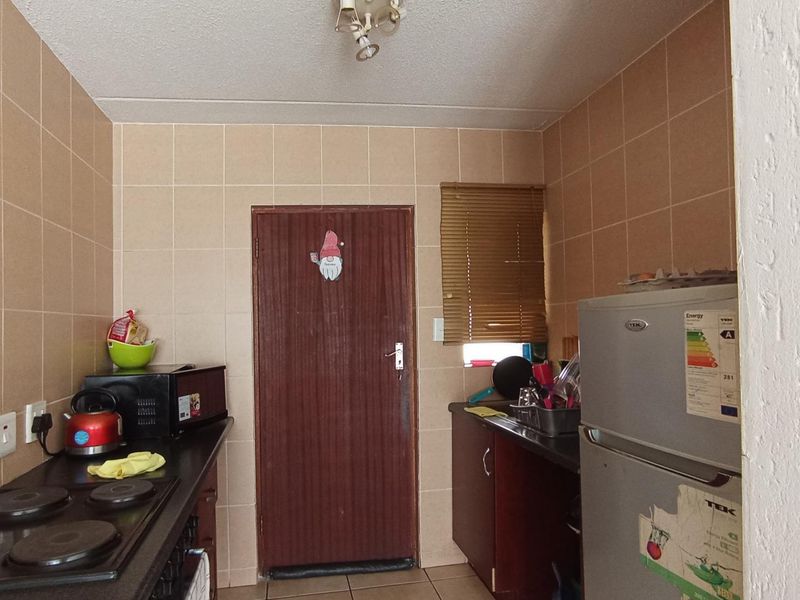 Neat 2 Bedroom Unit in Secure Complex - Photo 2