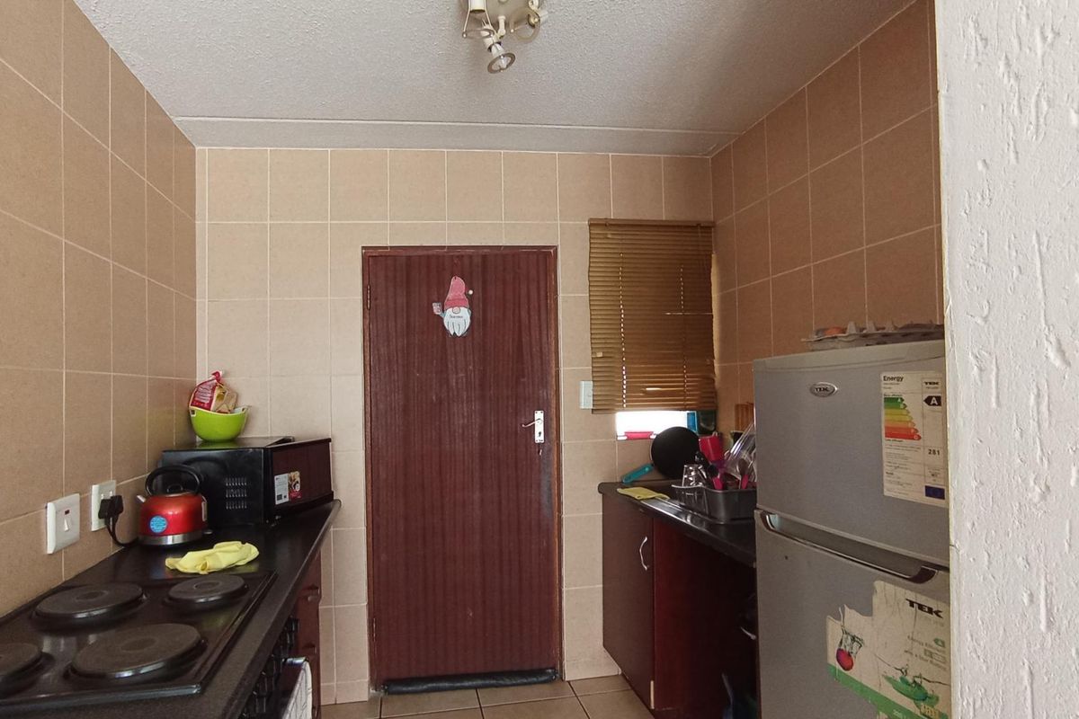 Neat 2 Bedroom Unit in Secure Complex - Photo 2