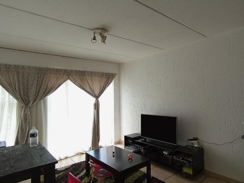 Neat 2 Bedroom Unit in Secure Complex - Photo 4