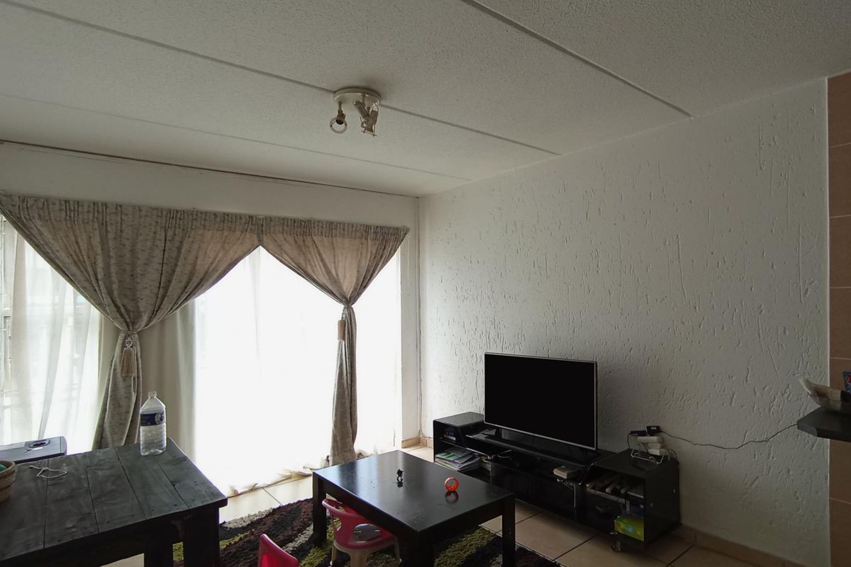 Neat 2 Bedroom Unit in Secure Complex - Photo 4