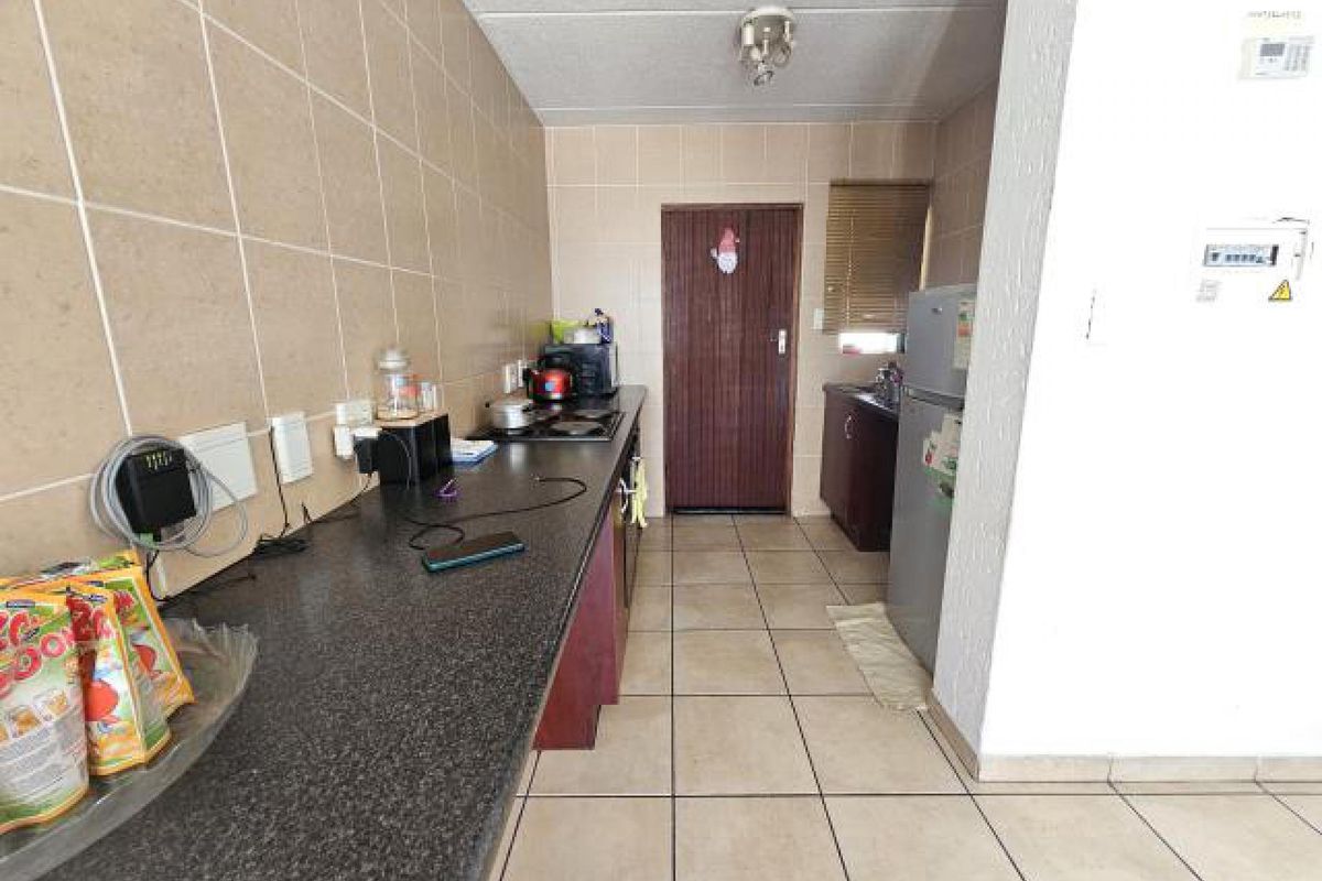 Neat 2 Bedroom Unit in Secure Complex - Photo 3