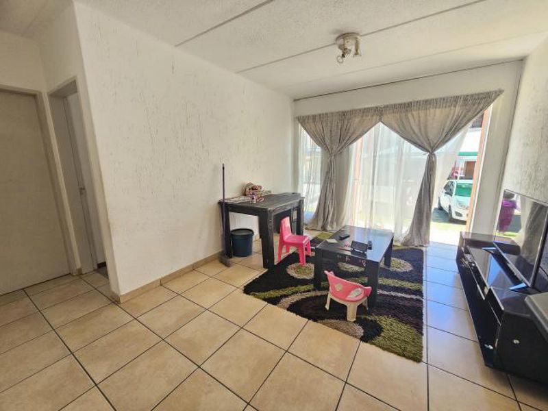 Neat 2 Bedroom Unit in Secure Complex - Photo 5