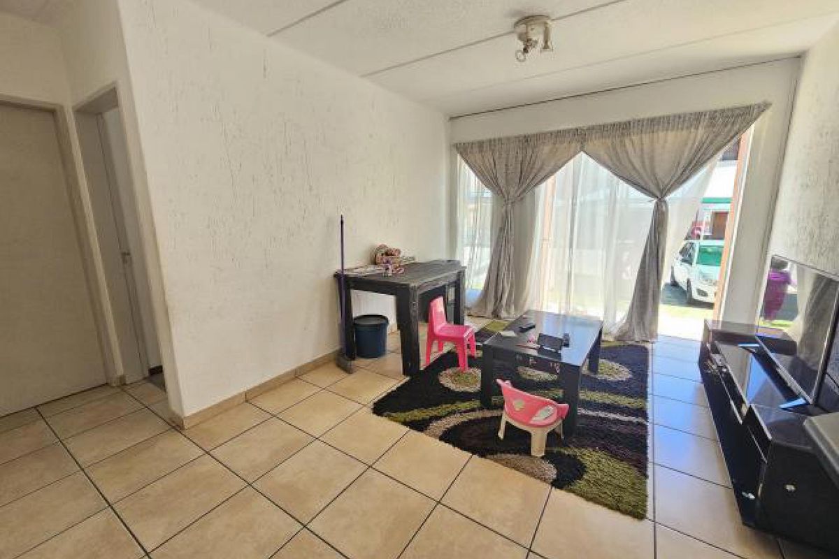 Neat 2 Bedroom Unit in Secure Complex - Photo 5