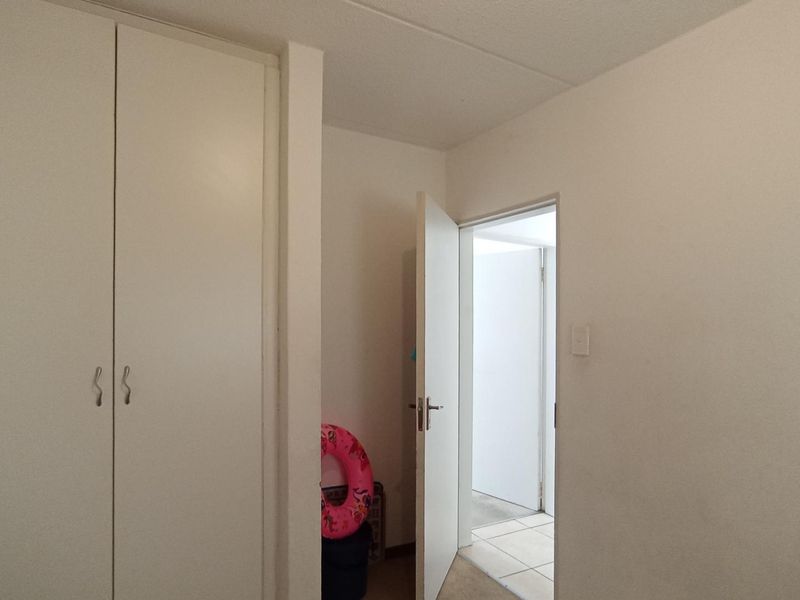 Neat 2 Bedroom Unit in Secure Complex - Photo 9