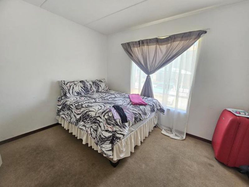 Neat 2 Bedroom Unit in Secure Complex - Photo 10