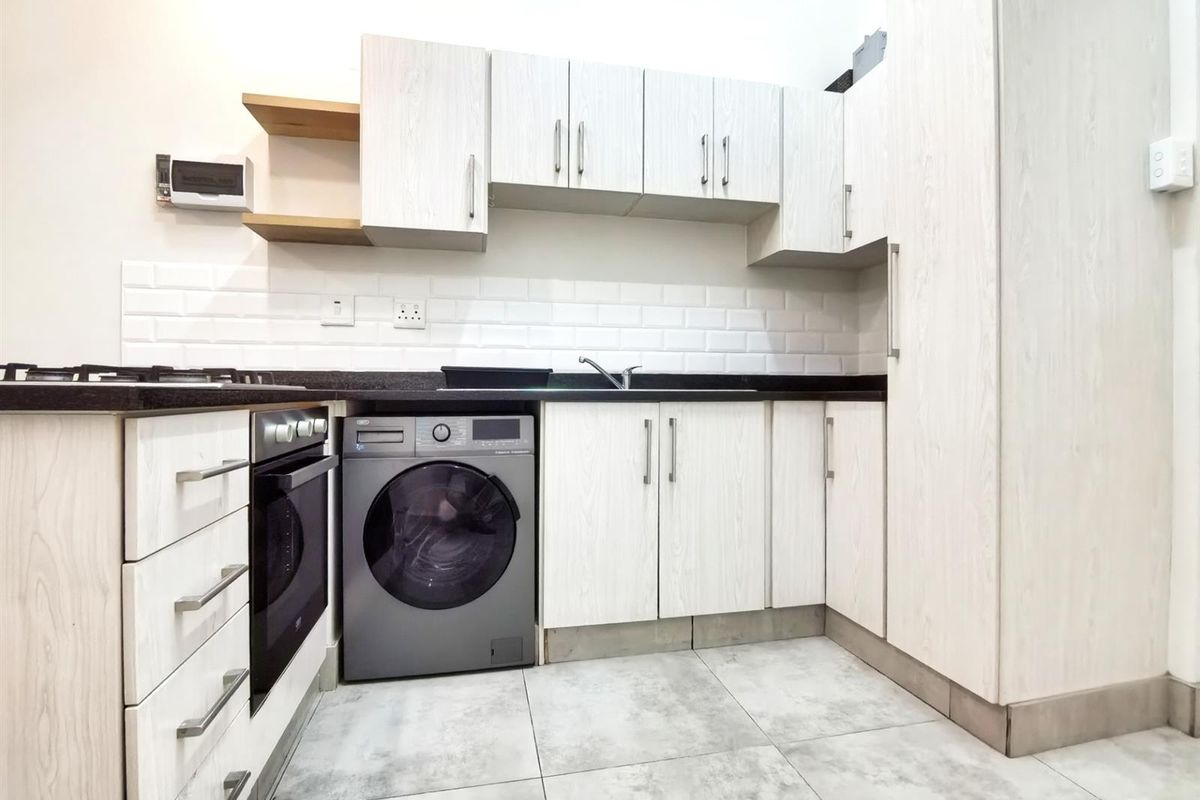 Investment property in the center of Hilton - Photo 4