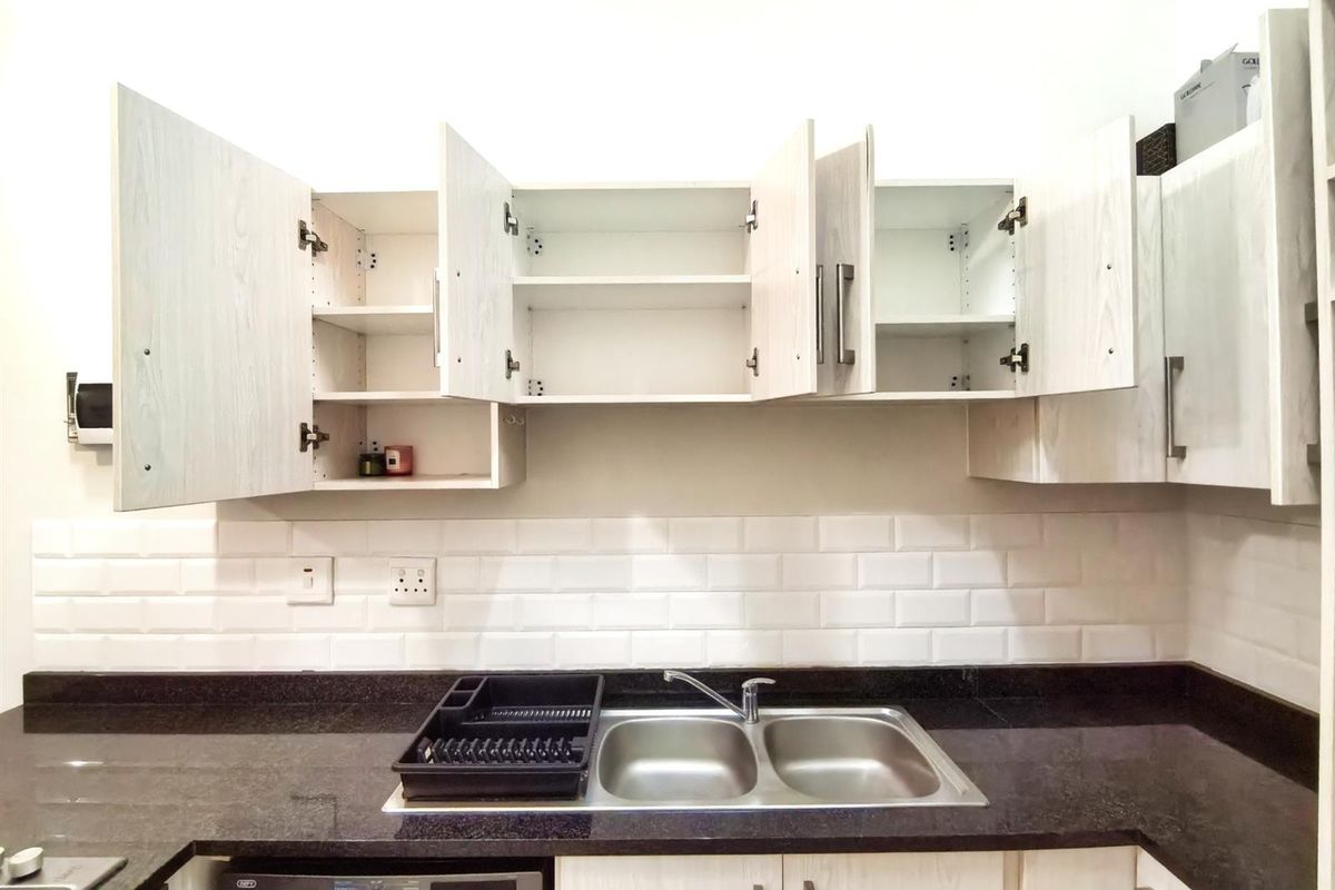 Investment property in the center of Hilton - Photo 5