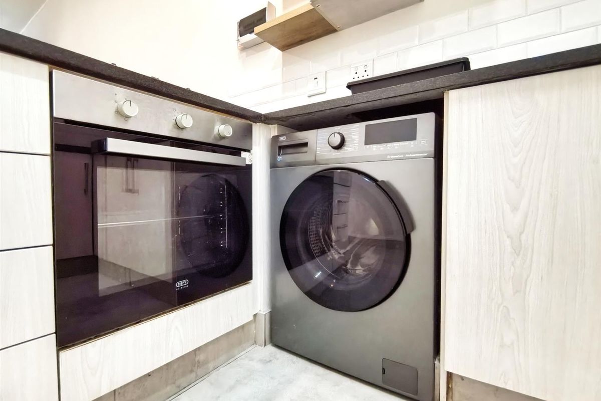 Investment property in the center of Hilton - Photo 3