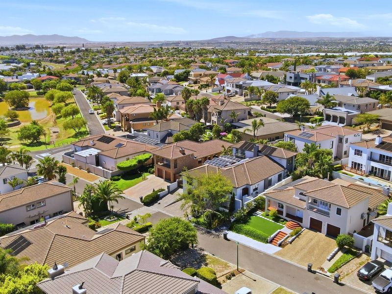 5-Bedroom Luxury Living in a Premier Security Estate - Photo 4