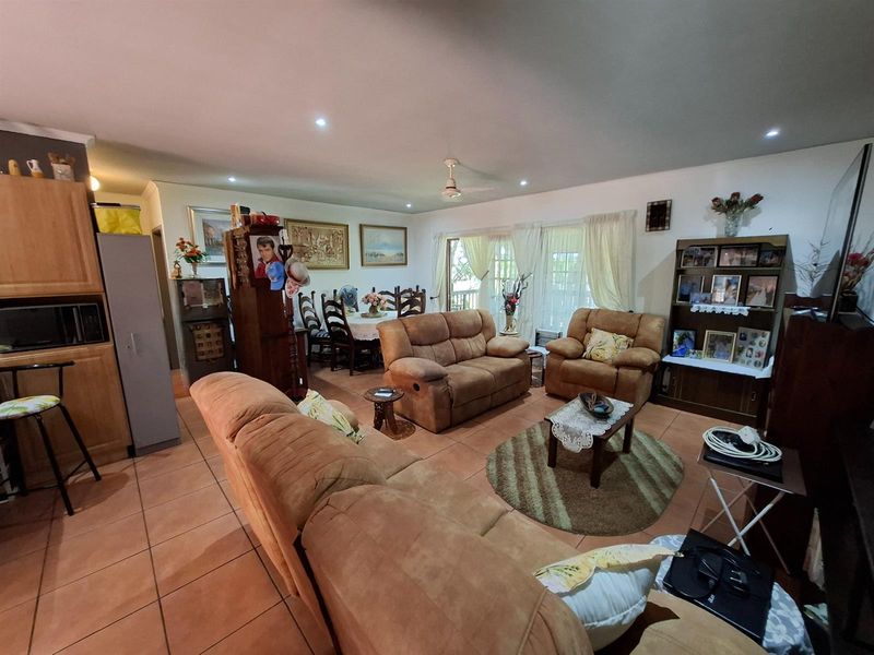 Townhouse For Sale in Margate, KwaZulu Natal - Photo 4