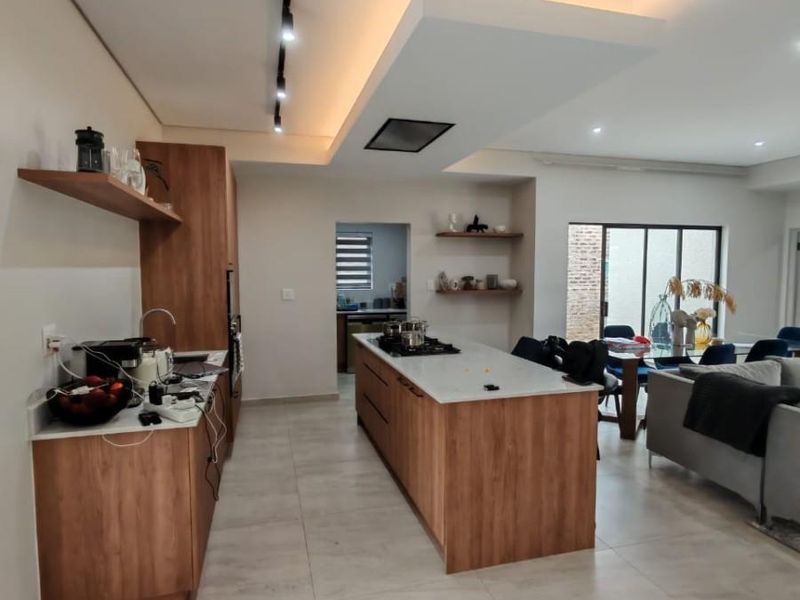 3 Bedrooms, 2 Bath house for rent in Blue hills - Photo 4