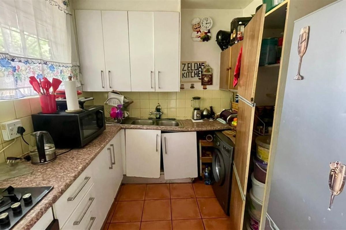 1.5 Bedroom For Sale in Windsor West - Photo 2