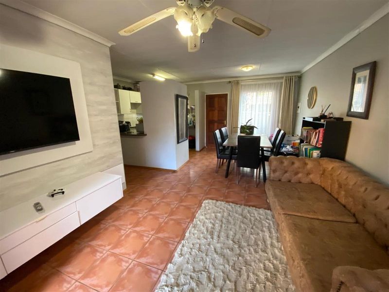 2 Bedroom 2 Bathroom Townhouse - Photo 2