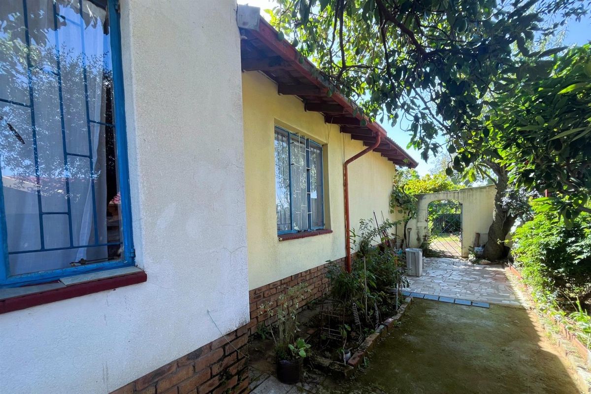 Spacious 4 Bedroom Home with Endless Potential in Elandspark! - Photo 5