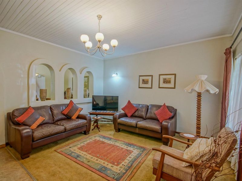 Spacious Family Home in Established Faerie Glen! - Photo 3