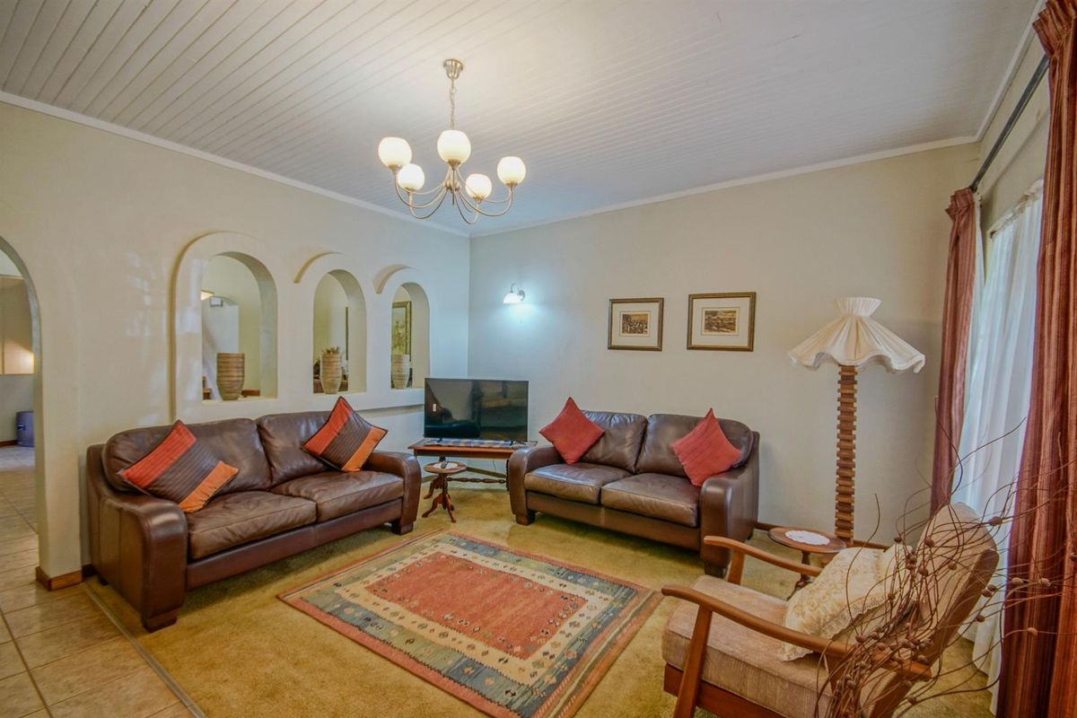 Spacious Family Home in Established Faerie Glen! - Photo 3