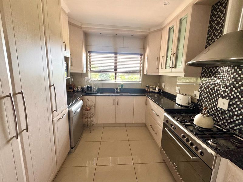 Effortless Elegance Meets Prime Location - Photo 10