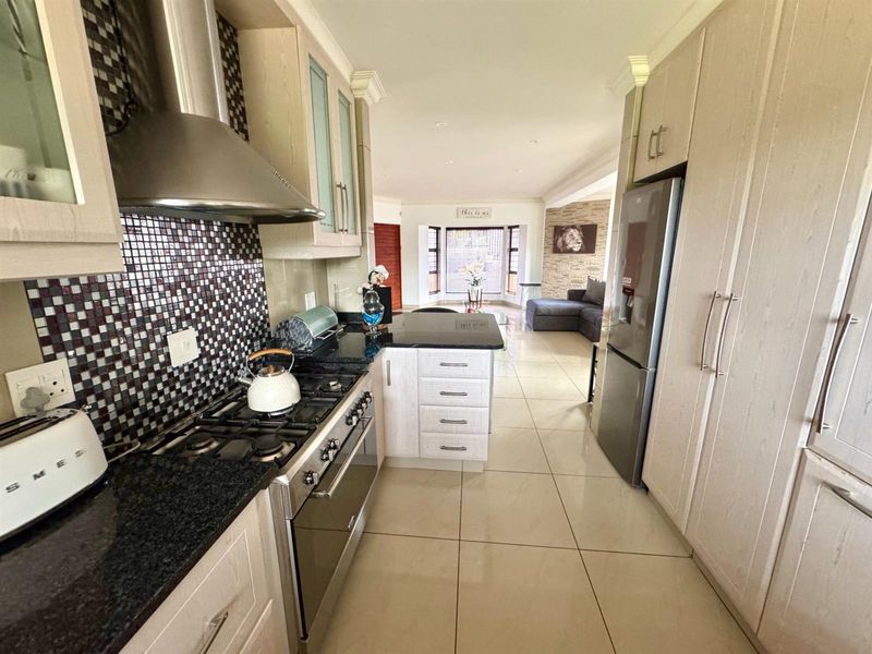 Effortless Elegance Meets Prime Location - Photo 9