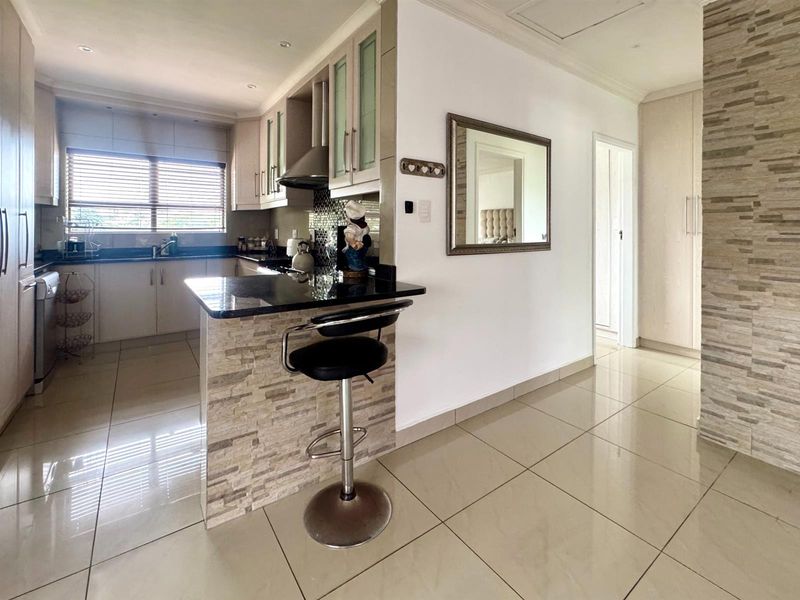 Effortless Elegance Meets Prime Location - Photo 8