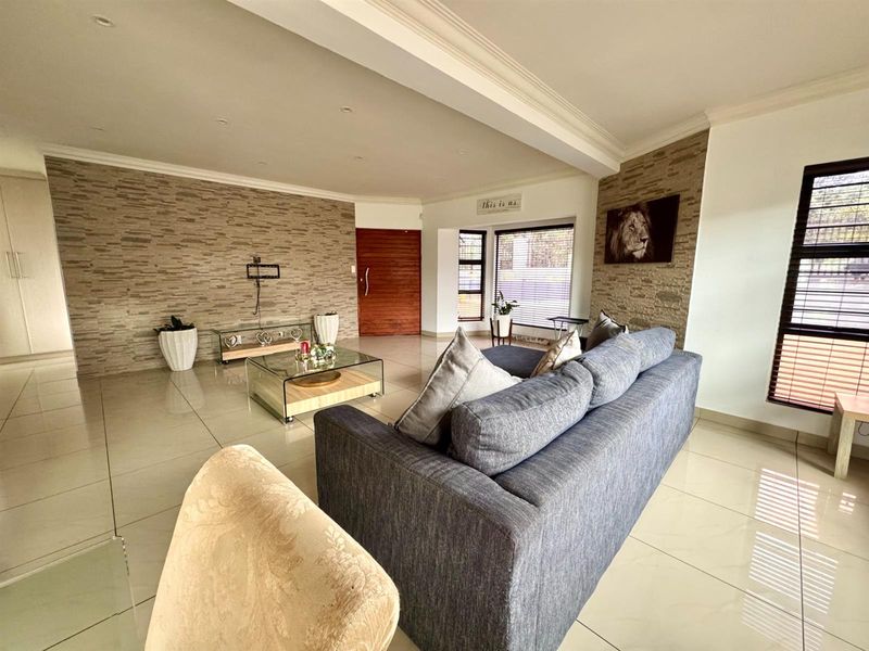 Effortless Elegance Meets Prime Location - Photo 7