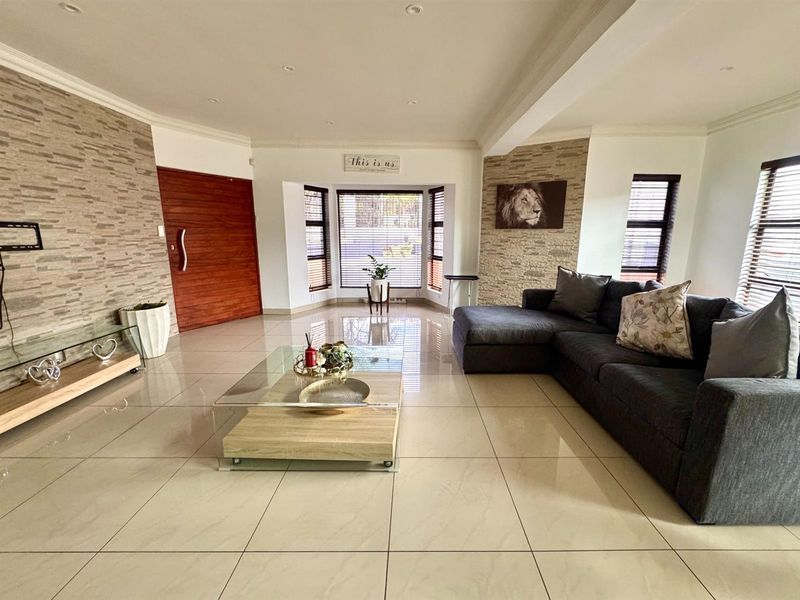 Effortless Elegance Meets Prime Location - Photo 6