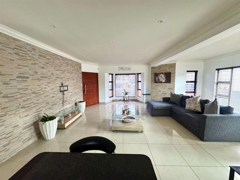 Effortless Elegance Meets Prime Location - Photo 5