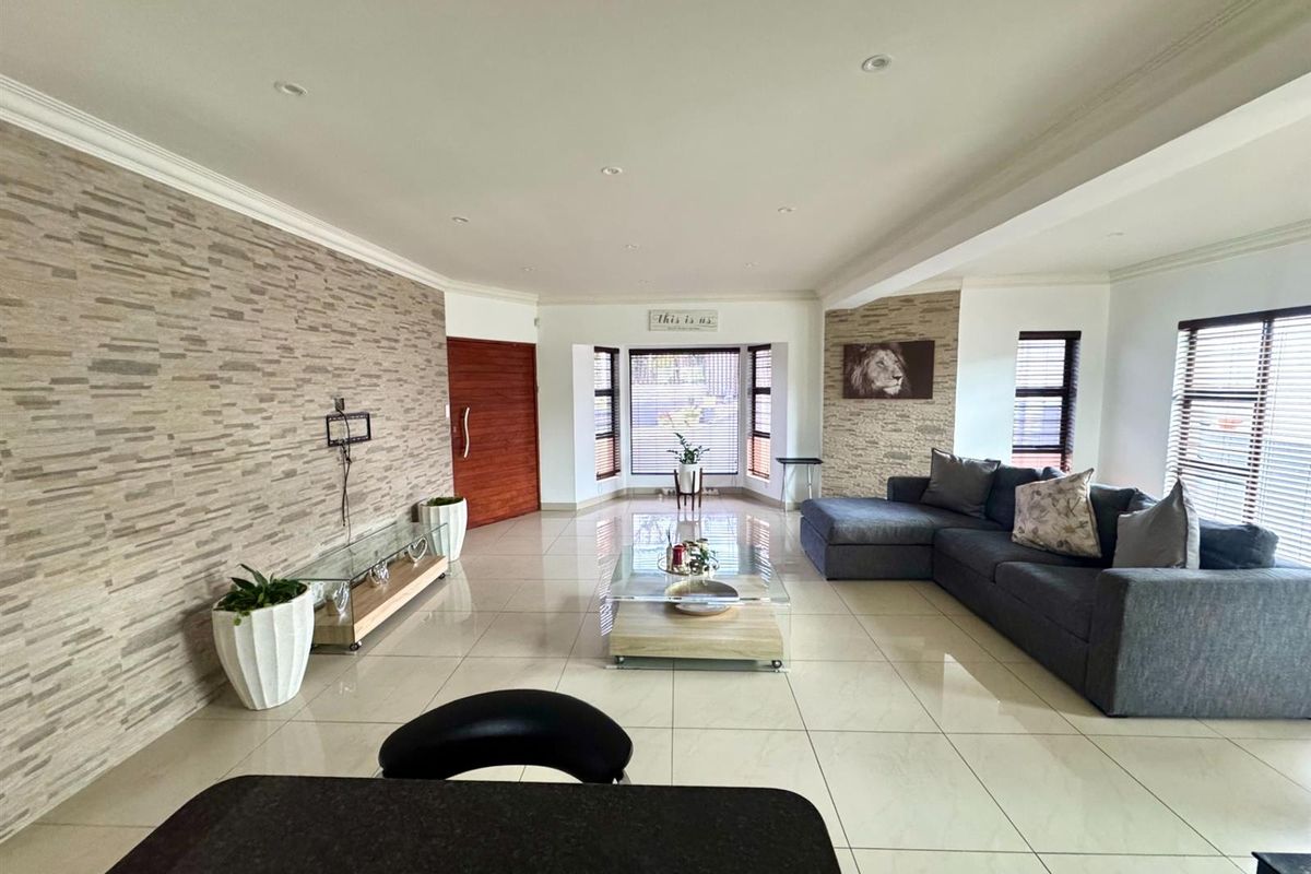 Effortless Elegance Meets Prime Location - Photo 5