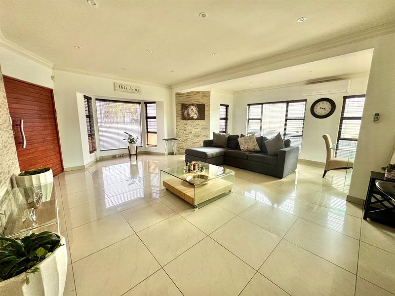 Effortless Elegance Meets Prime Location - Photo 4