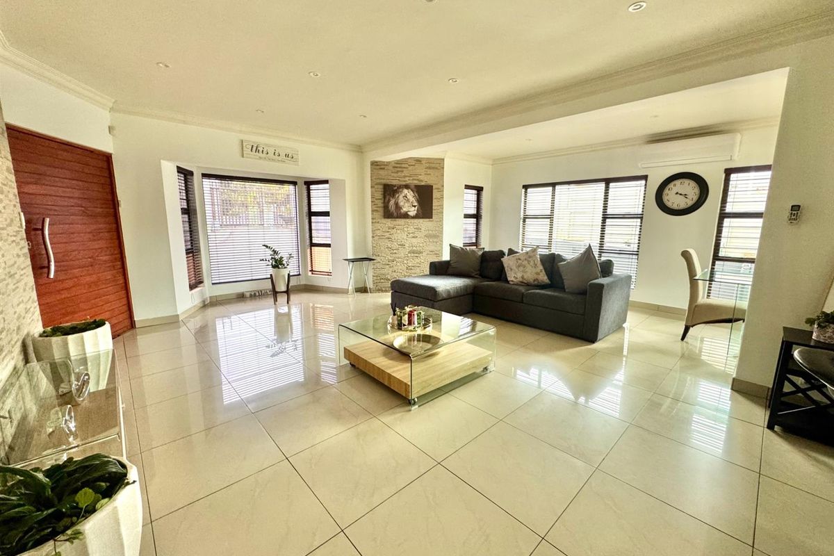 Effortless Elegance Meets Prime Location - Photo 4