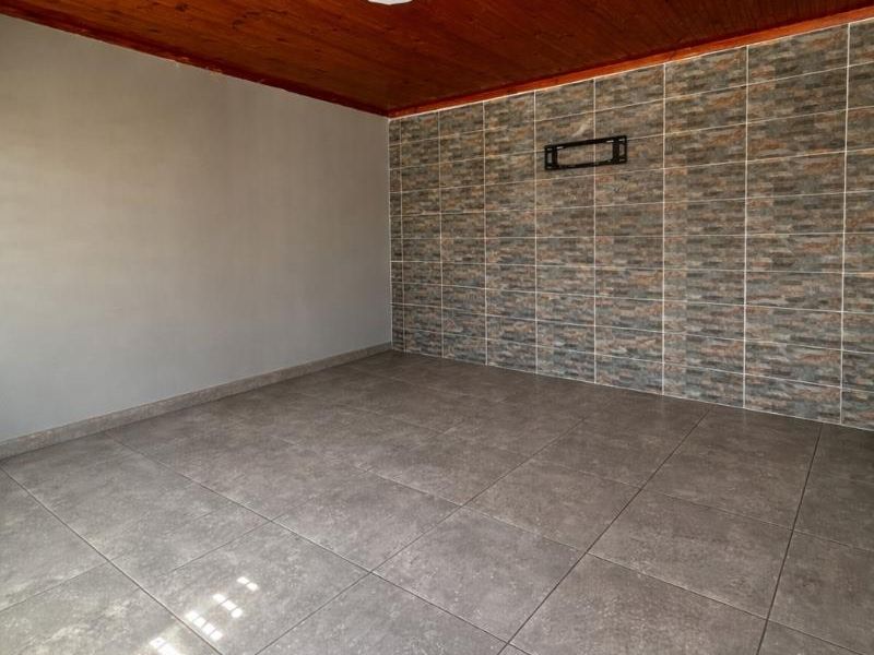 Charming 3 Bedroom Loft Style Unit in a secure complex, Cleland - Photo 7