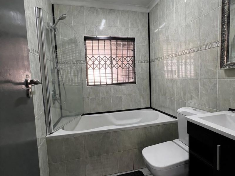 Charming 3 Bedroom Loft Style Unit in a secure complex, Cleland - Photo 6