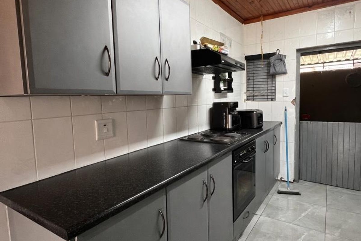 Charming 3 Bedroom Loft Style Unit in a secure complex, Cleland - Photo 5