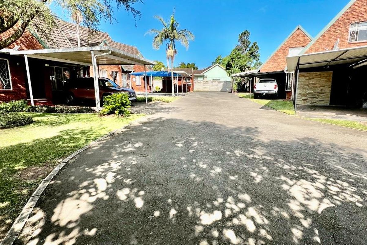 Charming 3 Bedroom Loft Style Unit in a secure complex, Cleland - Photo 2