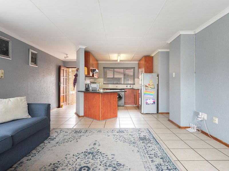 Modern 2 Bedroom Apartment in Ridgeway with Pool and Secure Parking - Photo 6