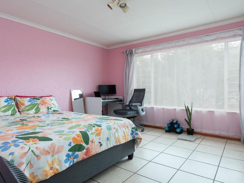 Modern 2 Bedroom Apartment in Ridgeway with Pool and Secure Parking - Photo 9