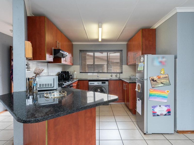 Modern 2 Bedroom Apartment in Ridgeway with Pool and Secure Parking - Photo 3