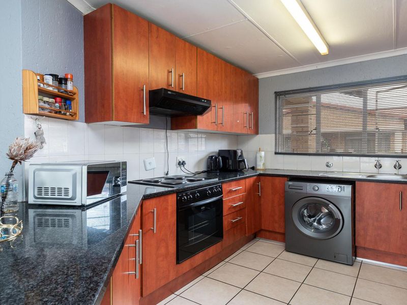 Modern 2 Bedroom Apartment in Ridgeway with Pool and Secure Parking - Photo 4