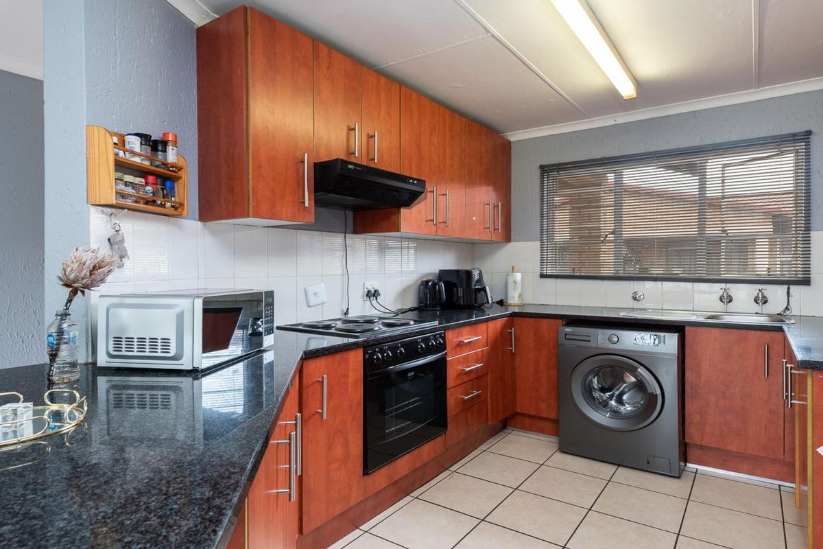 Modern 2 Bedroom Apartment in Ridgeway with Pool and Secure Parking - Photo 4