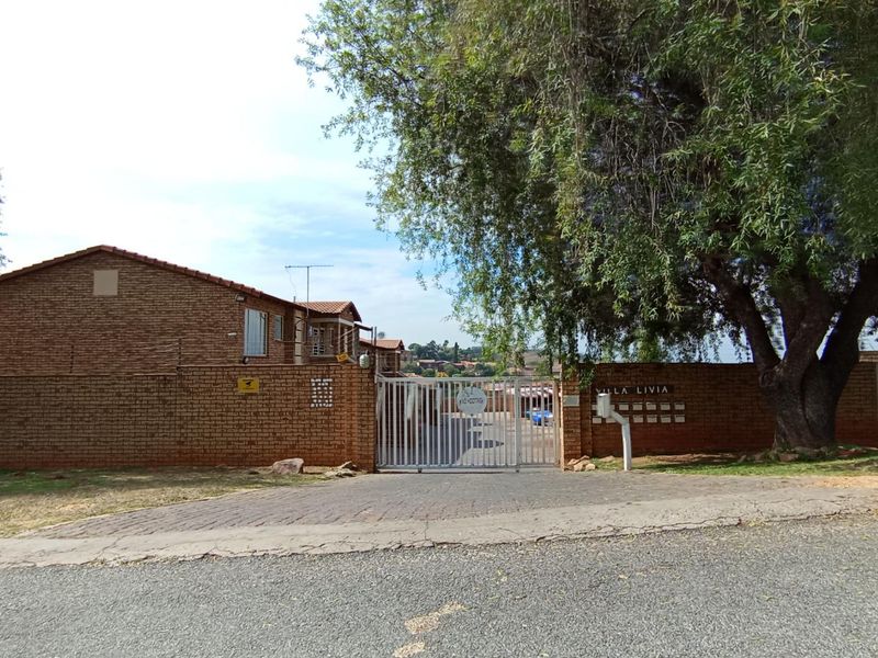 Modern 2 Bedroom Apartment in Ridgeway with Pool and Secure Parking - Photo 2