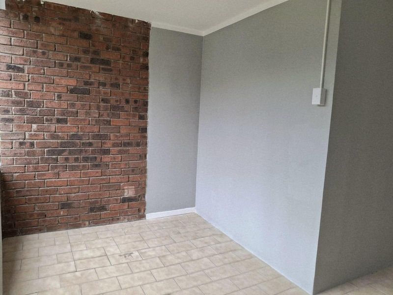 Apartment To Sale in Bluff, Durban, KwaZulu Natal - Photo 5