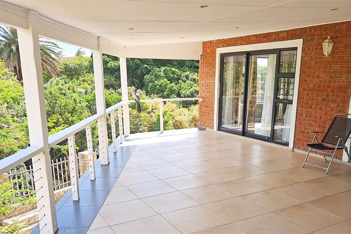4 Bedroom Home with Flatlet , Covered Patio and Greenbelt view in Noorsekloof, Jeffreys Bay - Photo 4
