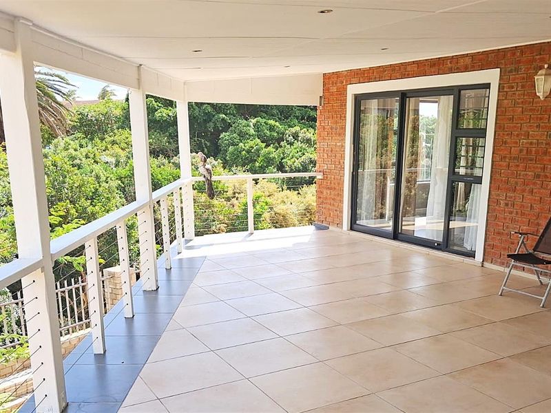 4 Bedroom Home with Flatlet , Covered Patio and Greenbelt view in Noorsekloof, Jeffreys Bay - Photo 4