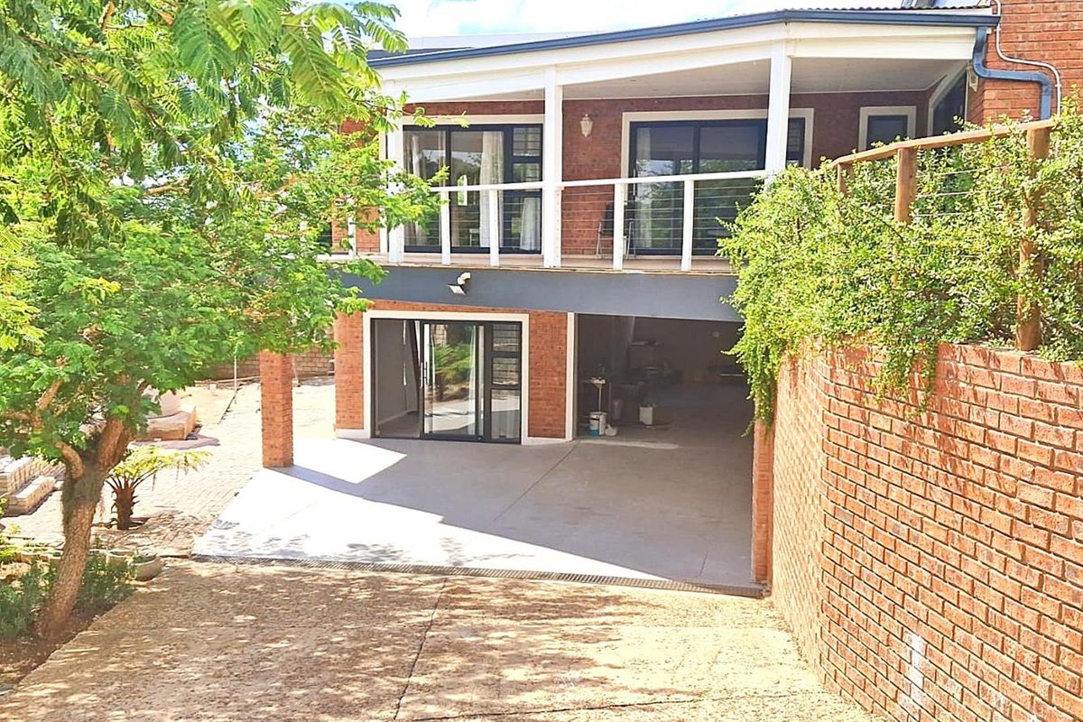 4 Bedroom Home with Flatlet , Covered Patio and Greenbelt view in Noorsekloof, Jeffreys Bay - Photo 5