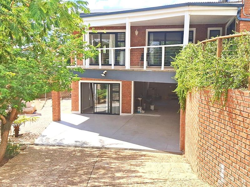 4 Bedroom Home with Flatlet , Covered Patio and Greenbelt view in Noorsekloof, Jeffreys Bay - Photo 5