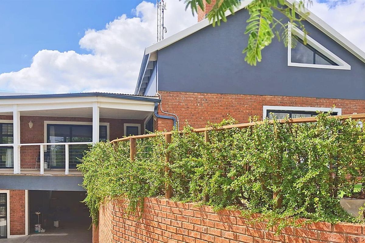 4 Bedroom Home with Flatlet , Covered Patio and Greenbelt view in Noorsekloof, Jeffreys Bay - Photo 3