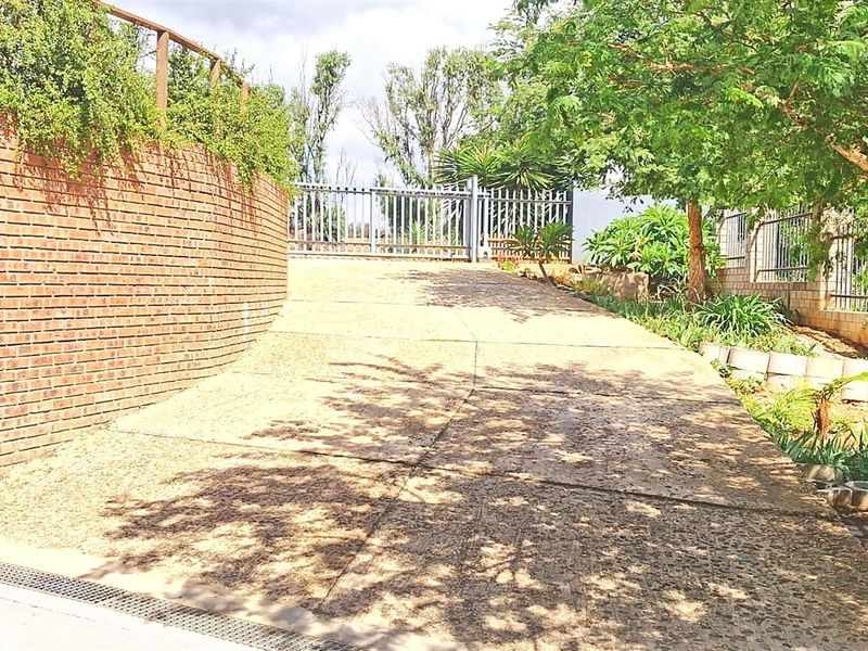 4 Bedroom Home with Flatlet , Covered Patio and Greenbelt view in Noorsekloof, Jeffreys Bay - Photo 2