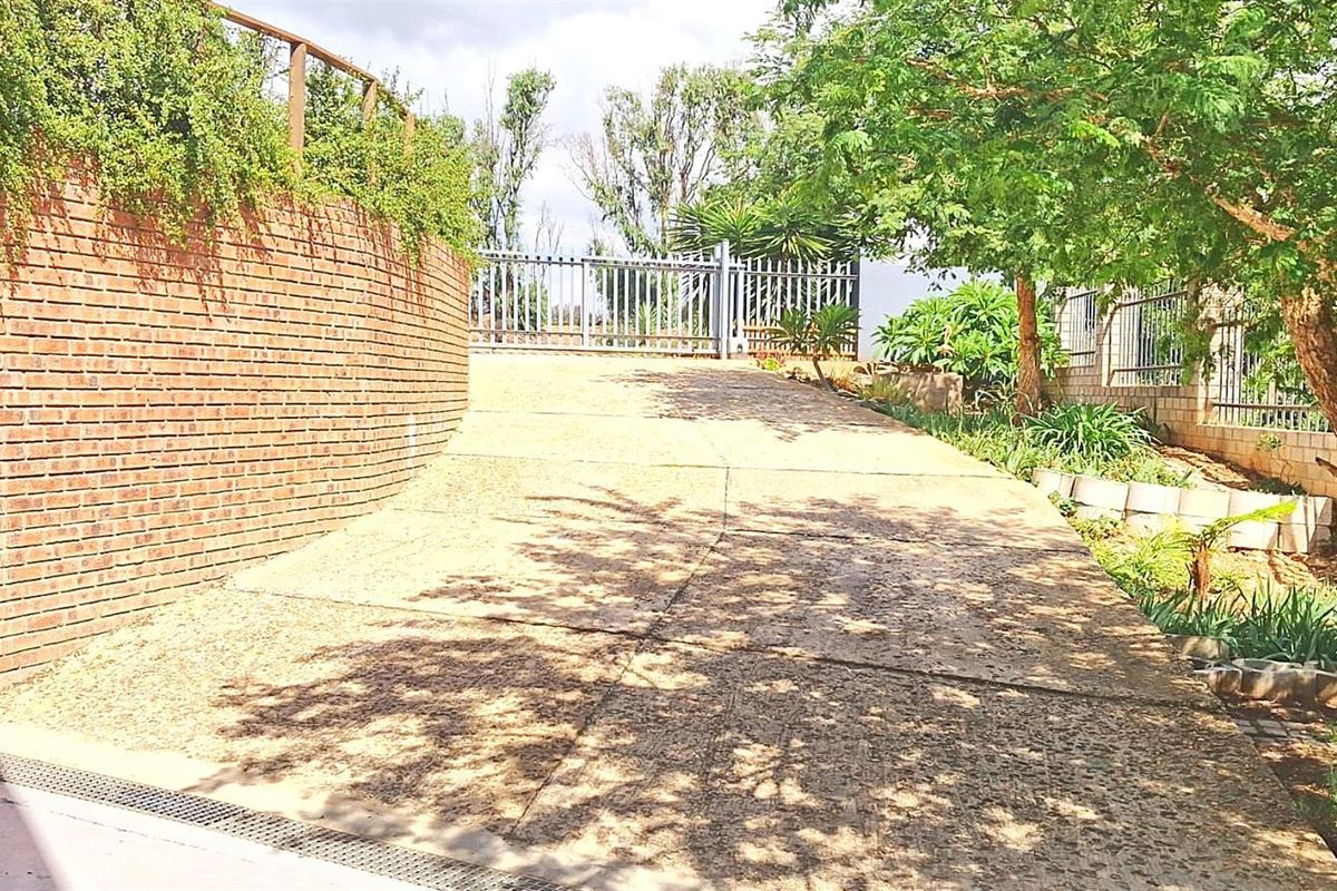 4 Bedroom Home with Flatlet , Covered Patio and Greenbelt view in Noorsekloof, Jeffreys Bay - Photo 2